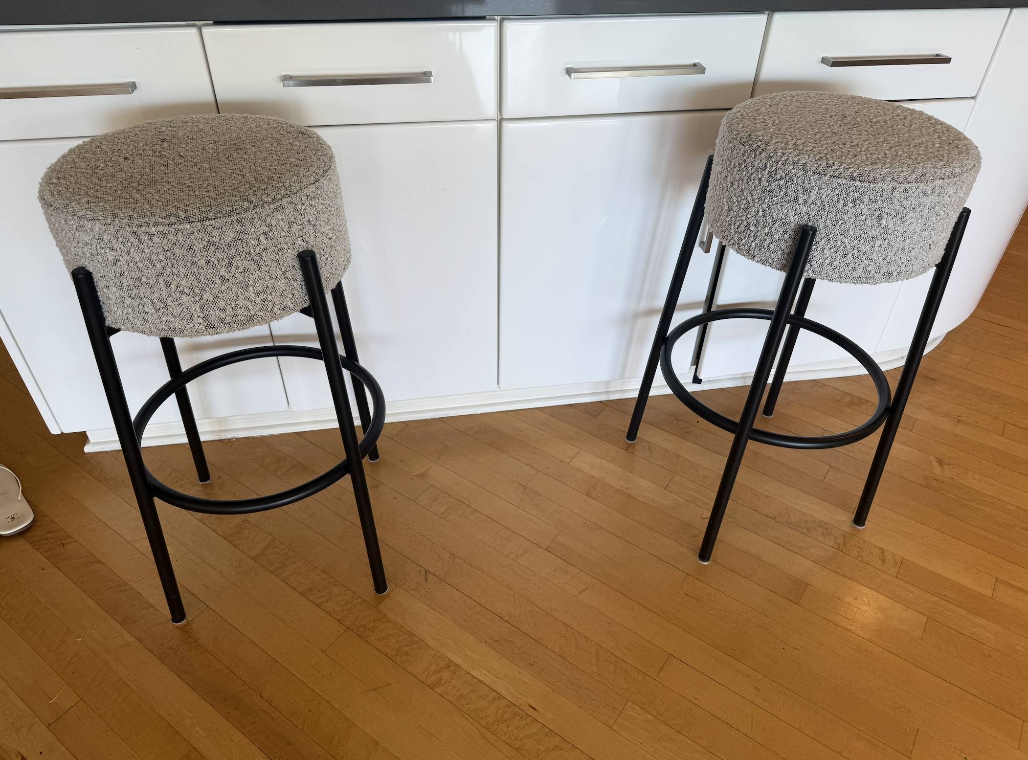 Bouclé counter stools at the kitchen island